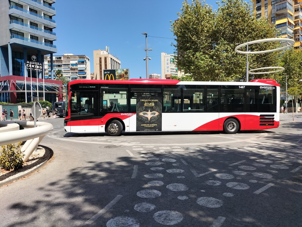 MAN 43C Lion's Intercity LE 13, Wagen 1467, Avanza Benidorm, biegt in der Calle del Esperanto als Linie 10 in Benidorm am 20.08.2024 ein.