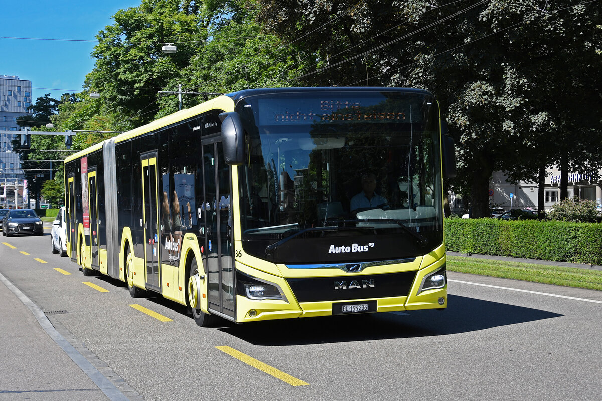 MAN Hybridbus 86 verlässt am 08.07.2024 als Dienstfahrt die Haltestelle am Aeschenplatz. Aufnahme Basel.