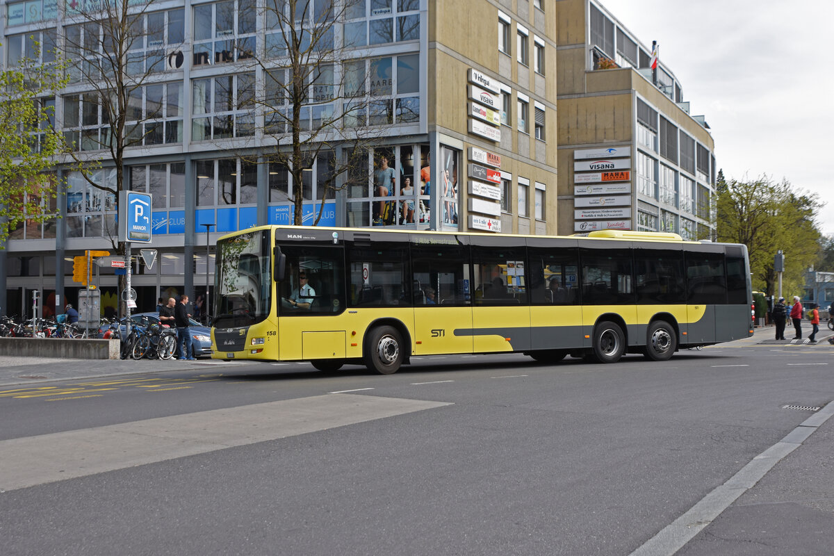 MAN Lions City 158, auf der Linie 3, verlässt die Haltestelle beim Bahnhof Thun. Die Aufnahme stammt vom 21.04.2022.