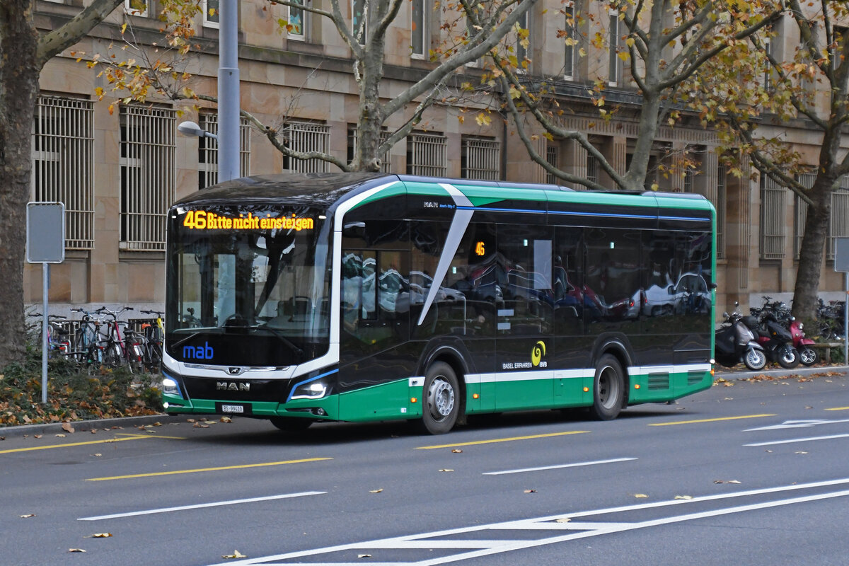 MAN Lions City Elektrobus der MAB, auf der Linie 46, fährt am 18.11.2024 zur Endstation am badischen Bahnhof. Aufnahme Basel.