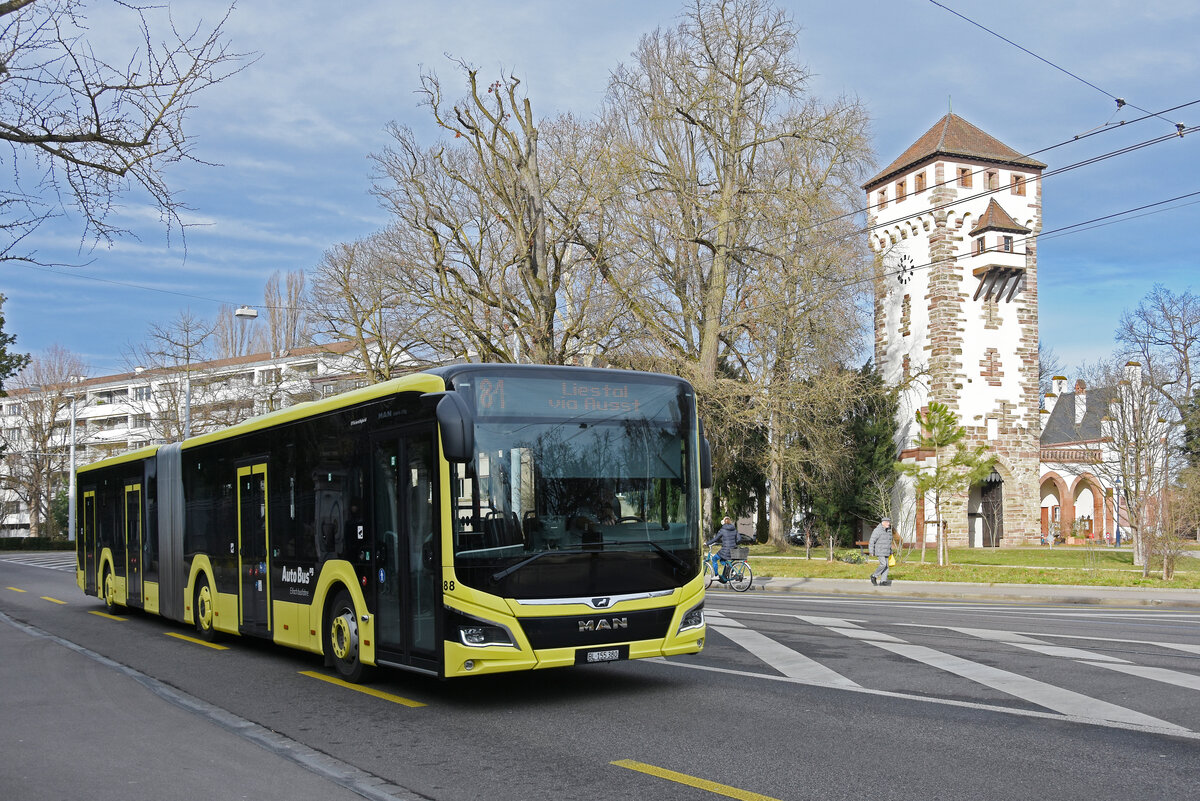 MAN Lions City Hybridbus 88 der AAGL, auf der Linie 81, fährt am 25.01.2025 Richtung Haltestelle Breite. Aufnahme Basel.