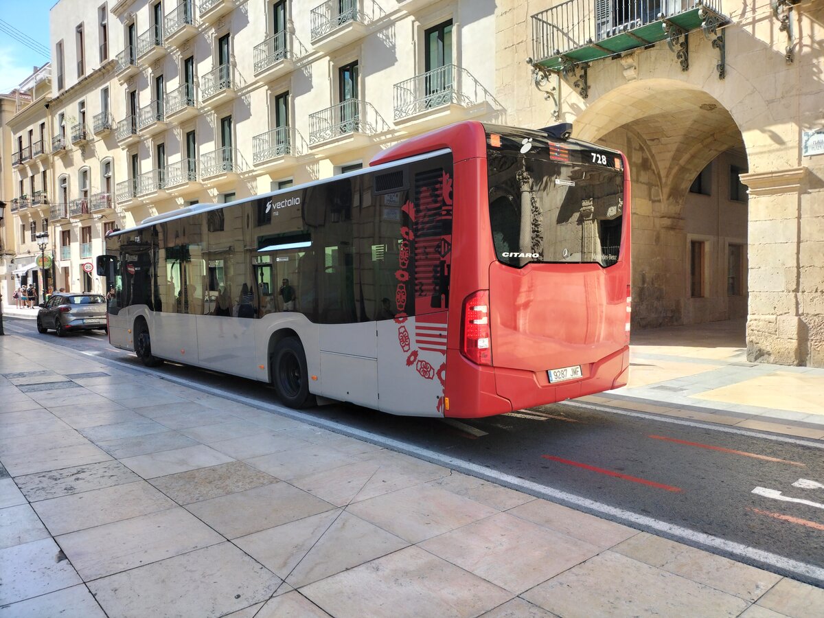 Mercedes-Benz Citaro C2, Wagen 728, Vectalia Mia, vor dem Rathaus als Linie 2 in Alicante am 01.10.2024