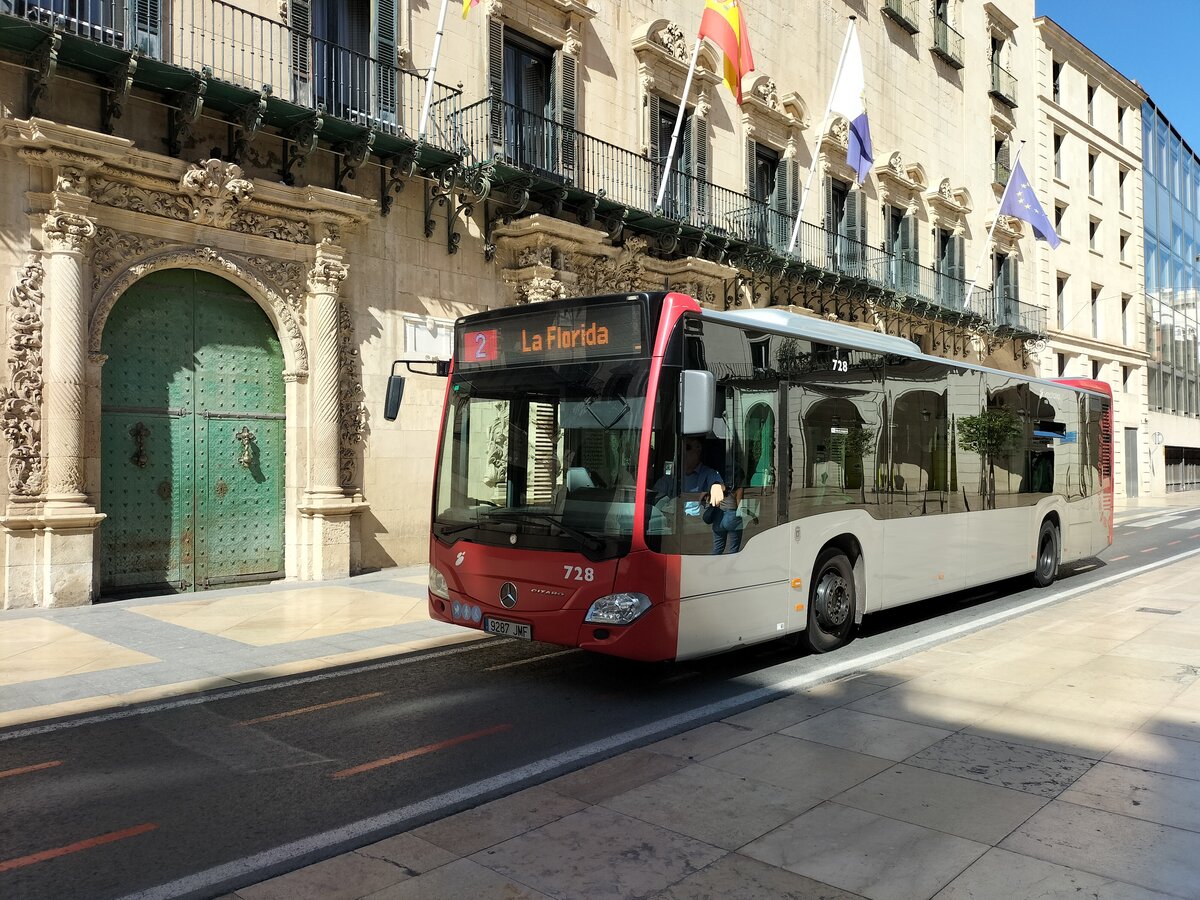 Mercedes-Benz Citaro C2, Wagen 728, Vectalia Mia, bei dem Rathaus von Alicante als Linie 2 am 01.10.2024