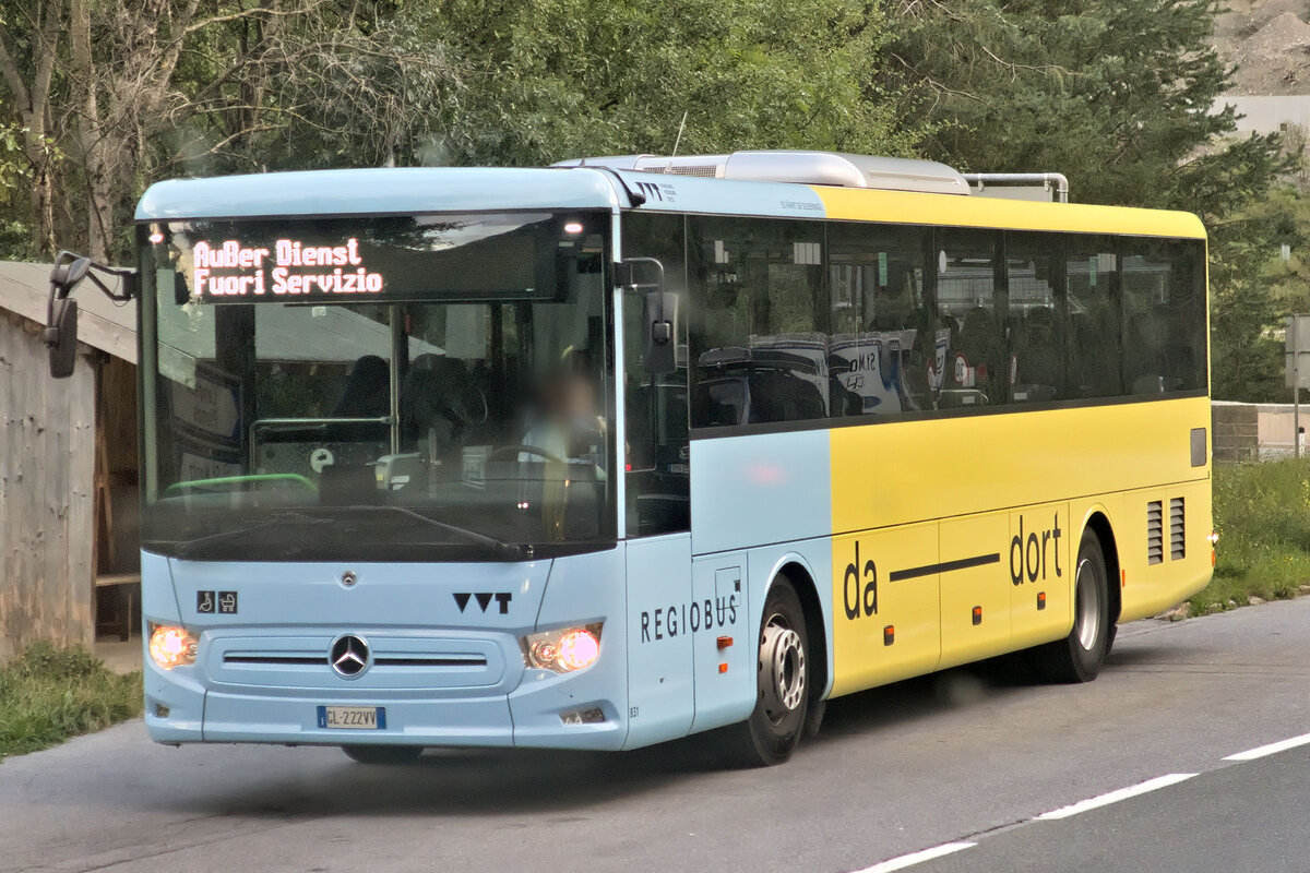 Mercedes-Benz Intouro des Betreibers Silbernagl/Südtirol (GL-222VV) in der Beklebung des Verkehrsverbundes Tirol, ist an der Haltestelle Pfunds Kajetansbrücke außer Dienst abgestellt. Aufgenommen 2.9.2024.