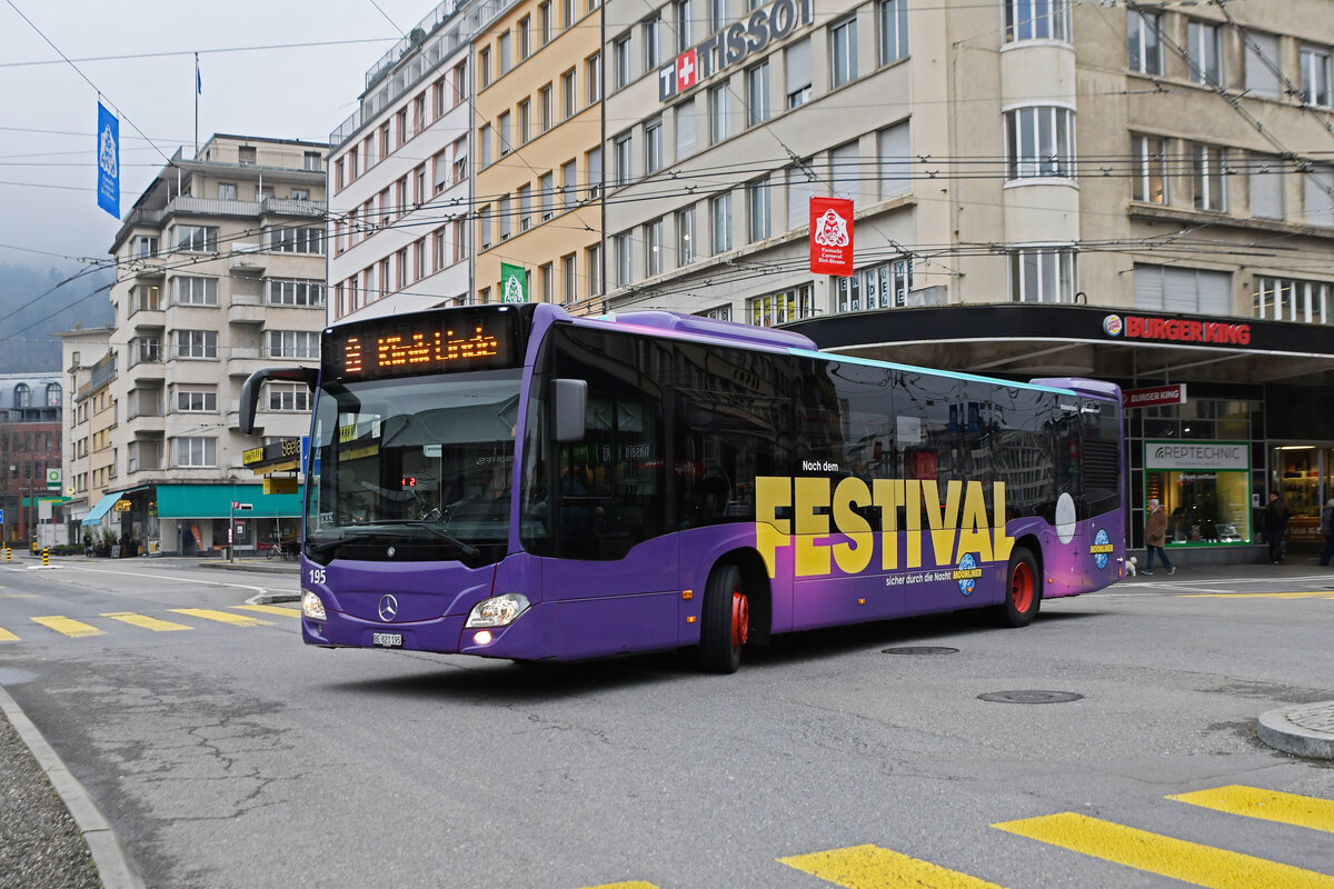 Mercedes Citaro 195 Moonliner, auf der Linie 8, fährt am 24.02.2025 zur Haltestelle beim Bahnhof Biel.