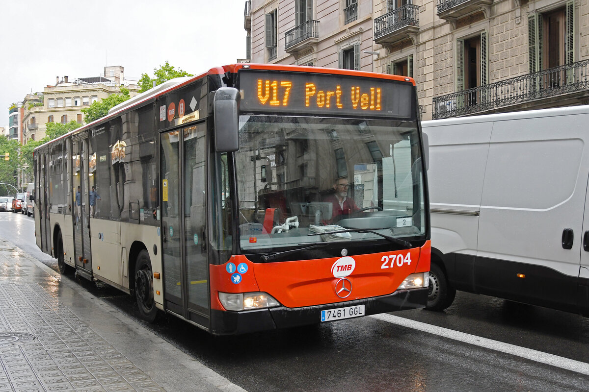 Mercedes Citaro 2704 der TMB, auf der Linie V17, ist am 14.05.2024 in Barcelona unterwegs.
