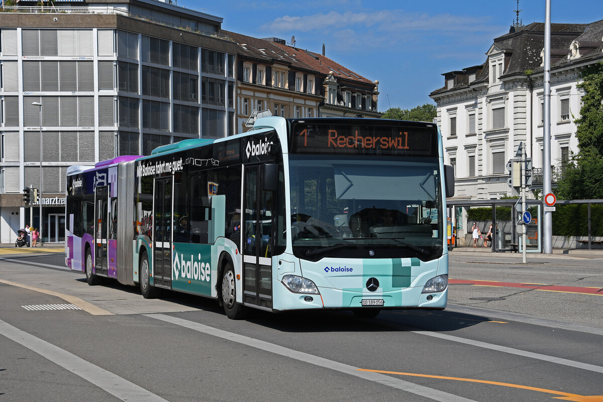 Mercedes Citaro 56 mit der Baloise Werbung, auf der Linie 1, fährt am 12.08.2024 zur Haltestelle beim Bahnhof Solothurn.