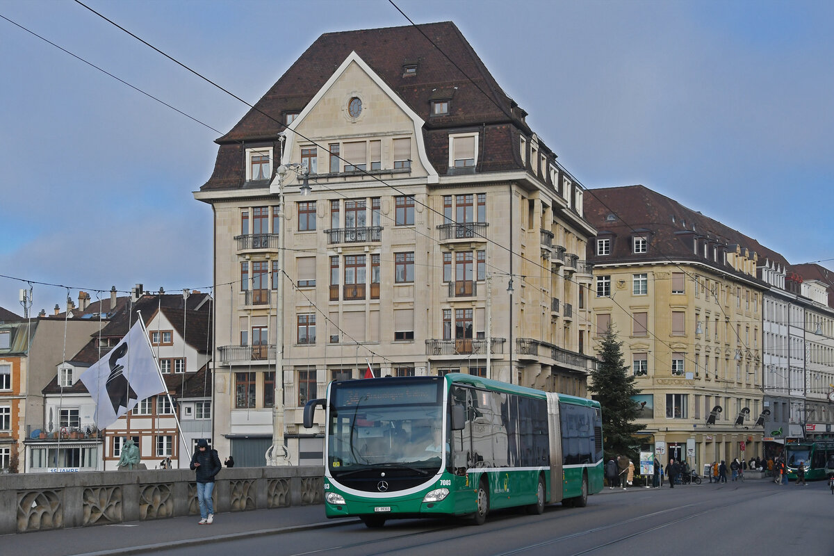 Mercedes Citaro 7003, auf der Linie 34, überquert am 16.12.2023 die Mittlere Rheinbrücke. Aufnahme Basel.