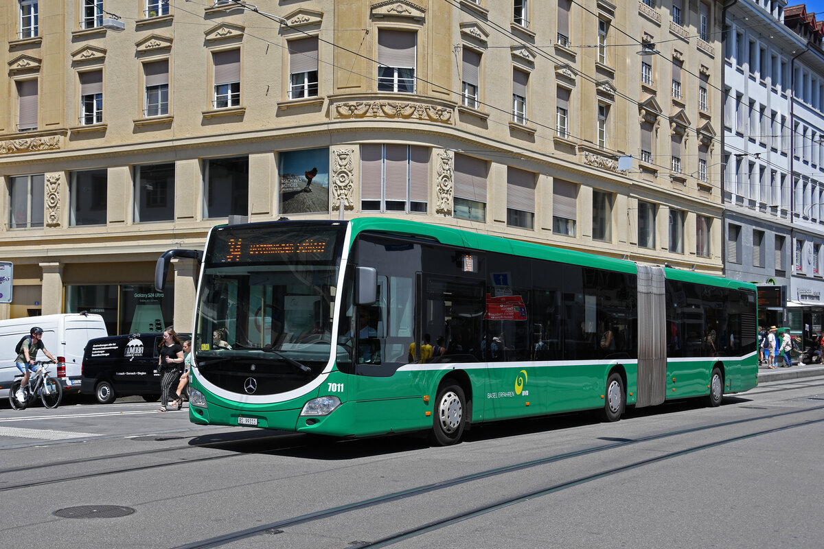 Mercedes Citaro 7011, auf der Linie 34, verlässt am 08.07.2024 die Haltestelle Rheingasse. Aufnahme Basel.