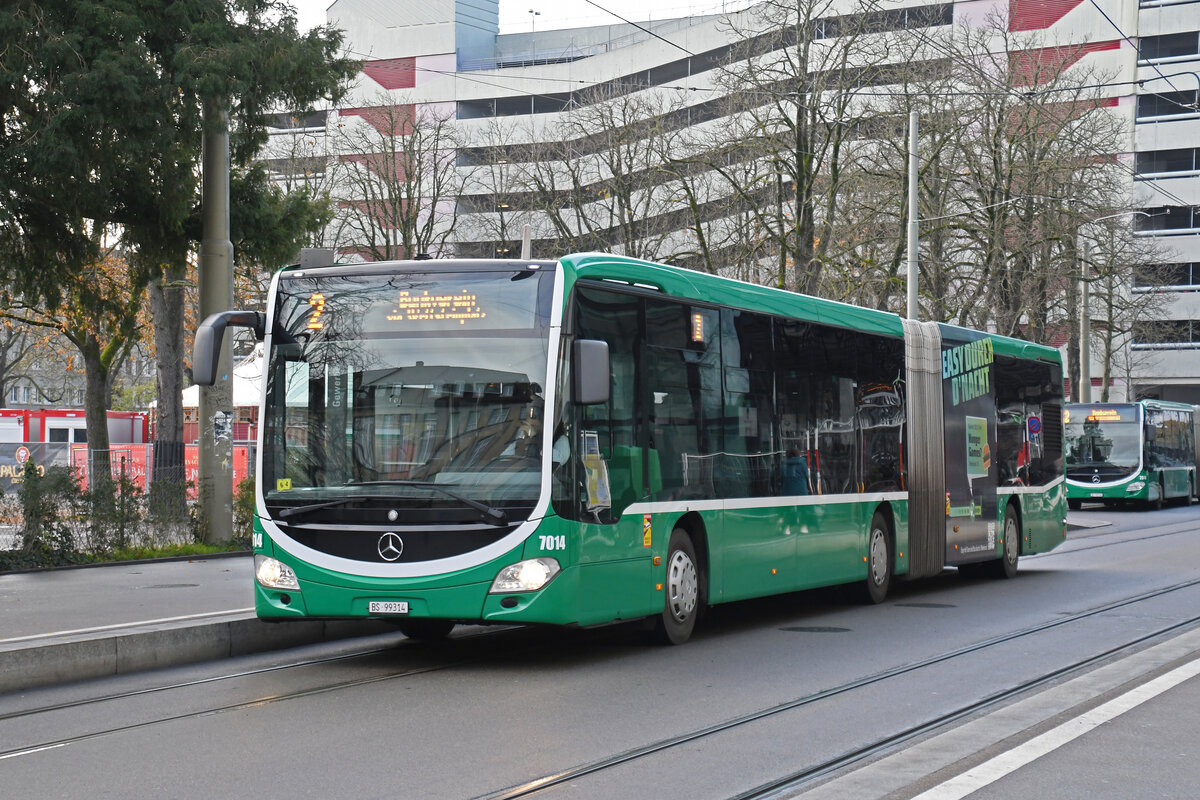 Mercedes Citaro 7014, auf der Tramersatzlinie 2, fährt am 26.11.2024 bei der Haltestelle Gewerbeschule ein. Aufnahme Basel.