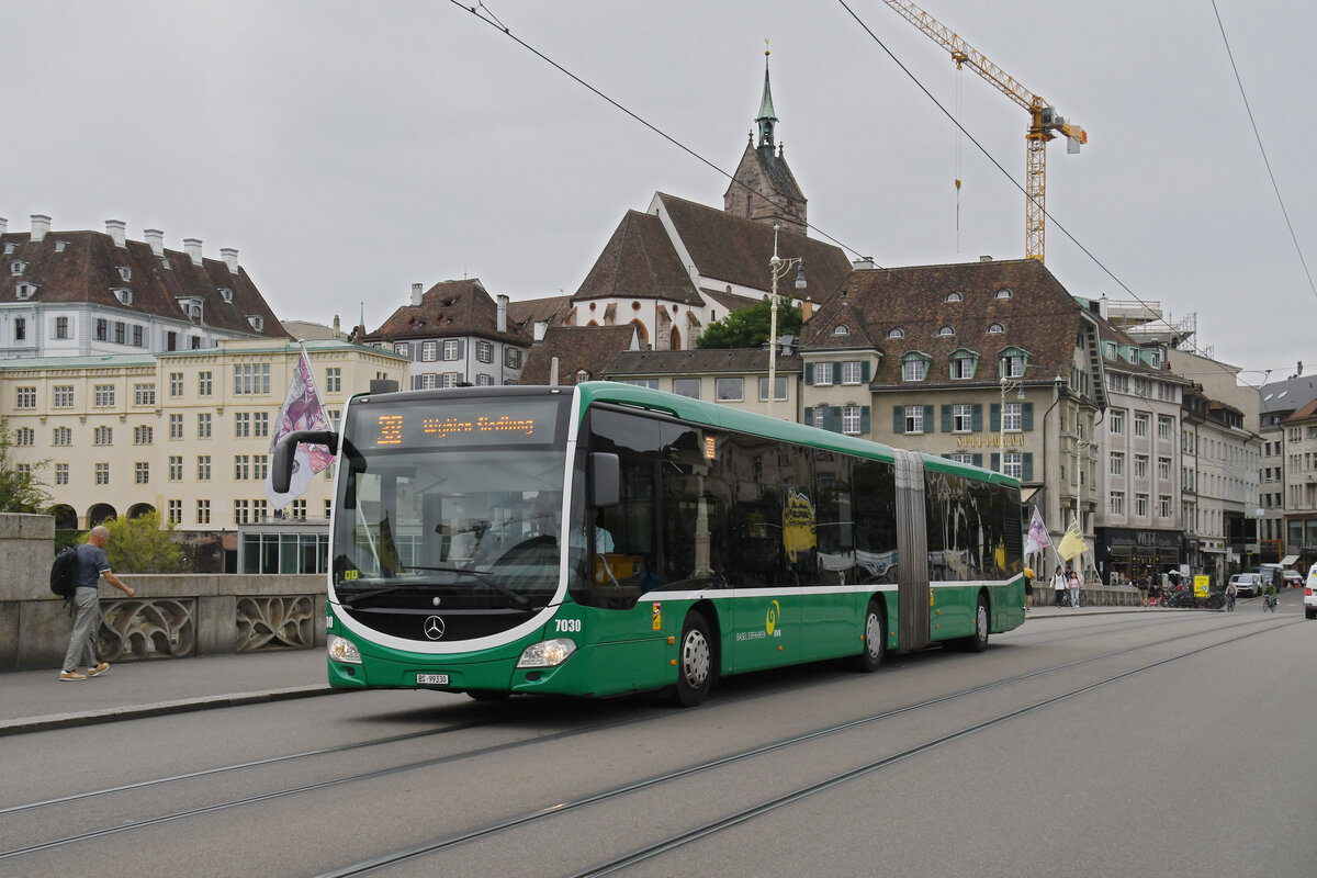 Mercedes Citaro 7030, auf der Linie 38, überquert am 26.08.2024 die Mittlere Rheinbrücke. Aufnahme Basel.