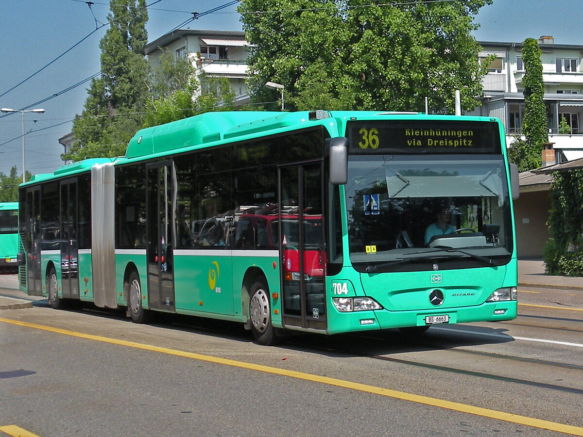 Mercedes Citaro 704, auf der Linie 36, verlässt am 28.06.2010 die Haltestelle ZOO Dorenbach. Aufnahme Basel.