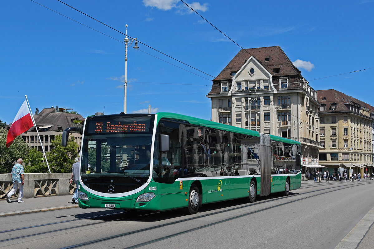 Mercedes Citaro 7045, auf der Linie 38, überquert am 08.07.2024 die Mittlere Rheinbrücke.