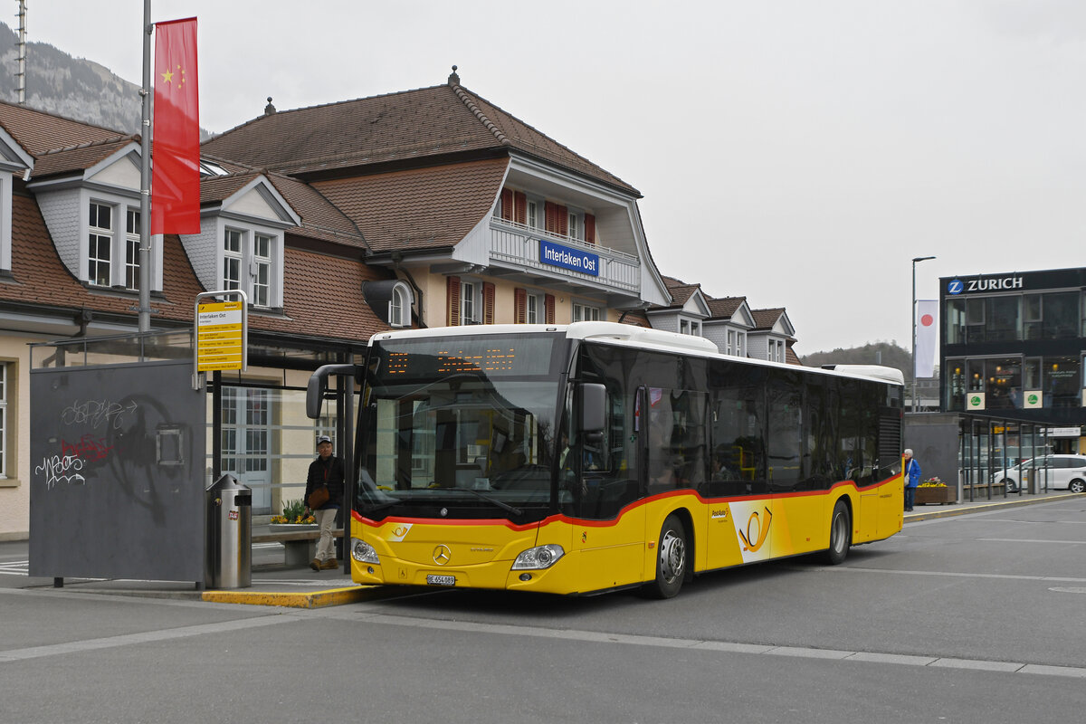Mercedes Citaro der Post, auf der Linie 60, wartet am 30.03.2024 an der Haltestelle beim Bahnhof Interlaken Ost.