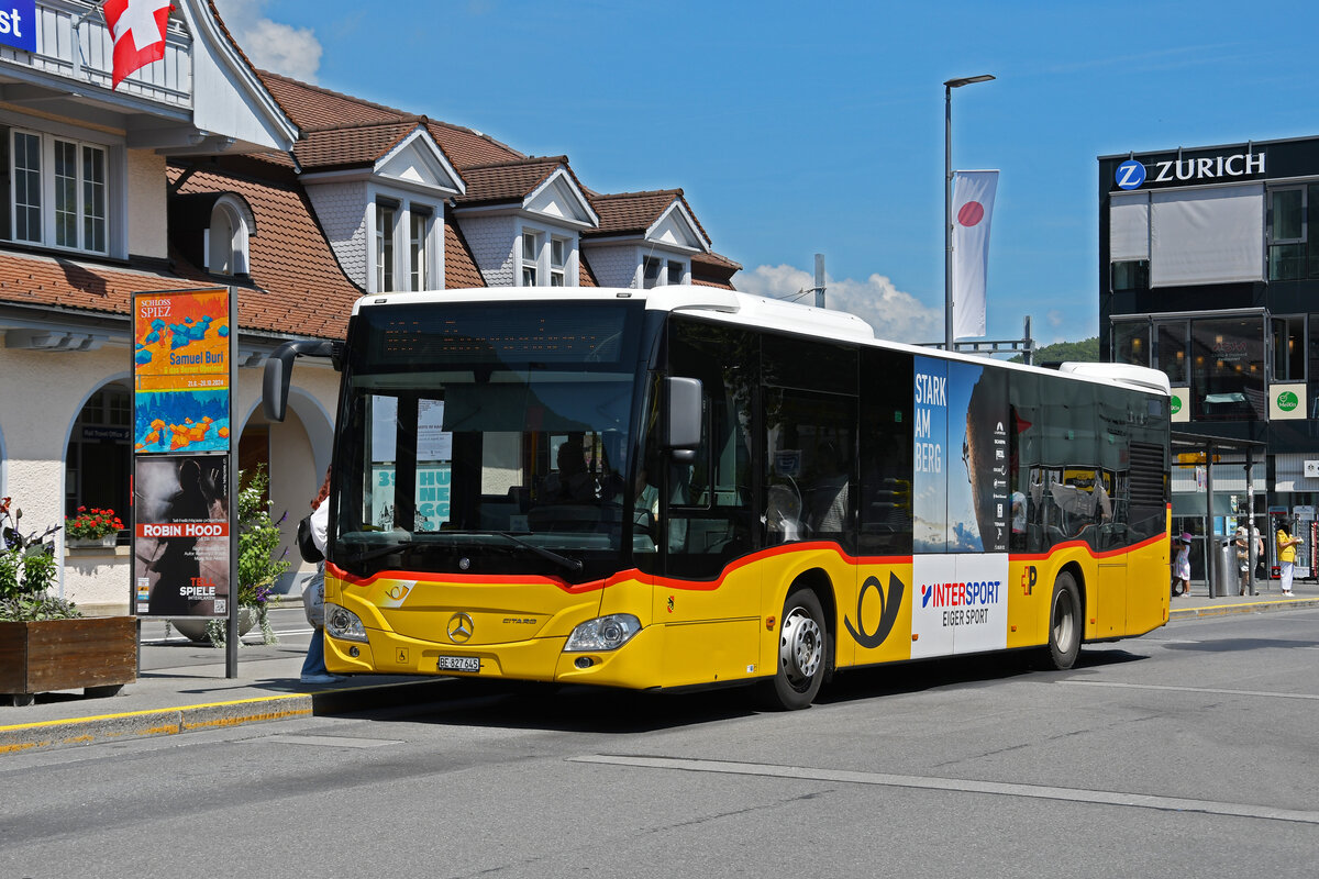 Mercedes Citaro der Post, auf der Linie 102, wartet am 05.08.2024 an der Haltestelle beim Bahnhof Interlaken Ost.