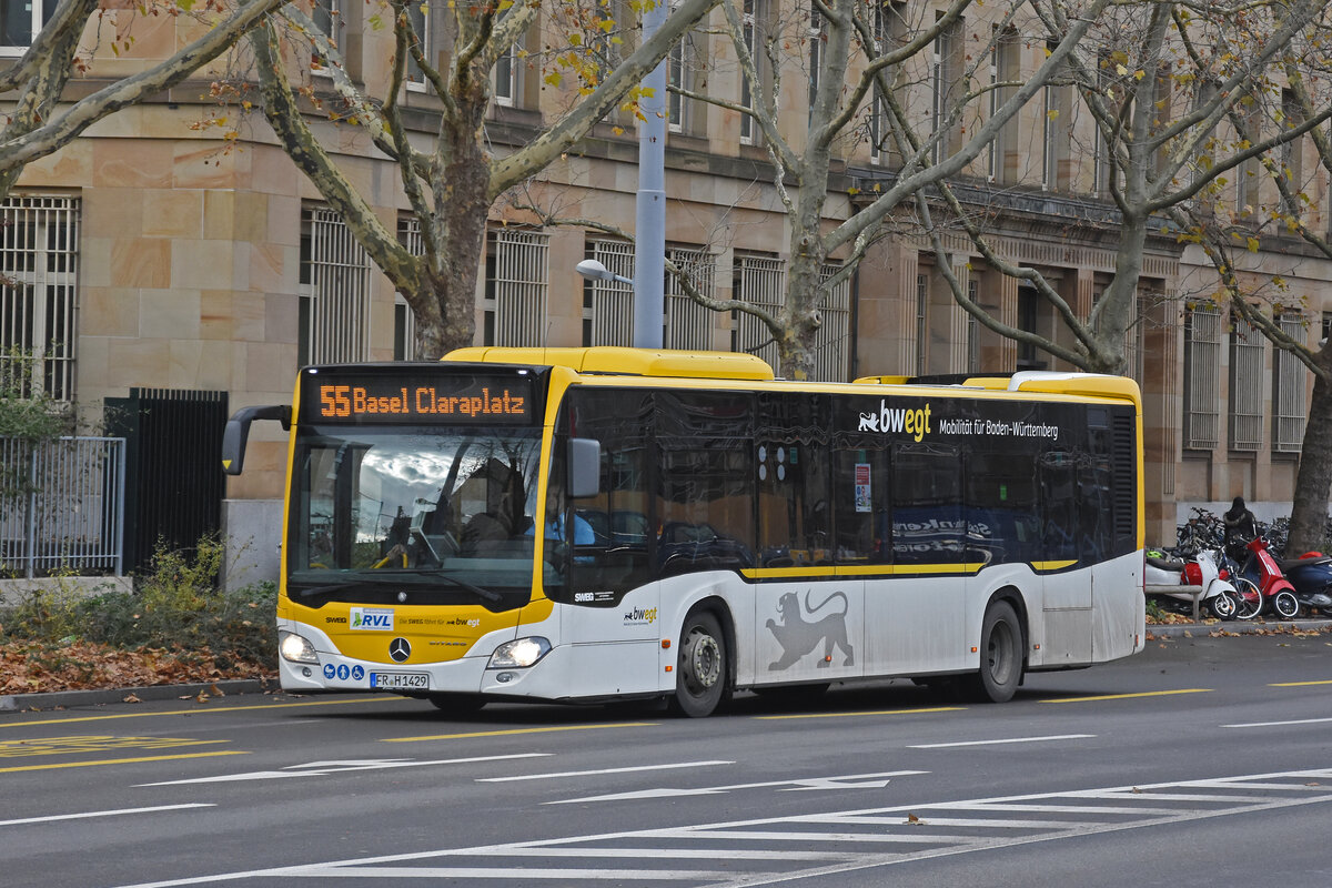 Mercedes Citaro der SWEG, auf der Linie 55, fährt am 25.11.2024 zur Haltestelle beim badischen Bahnhof. Aufnahme Basel.