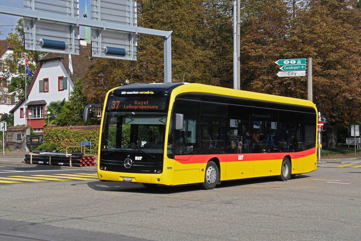 Mercedes eCitaro 1015 der BLT, auf der Linie 37, fährt am 05.10.2024 zur Haltestelle St. Jakob. Aufnahme Basel.