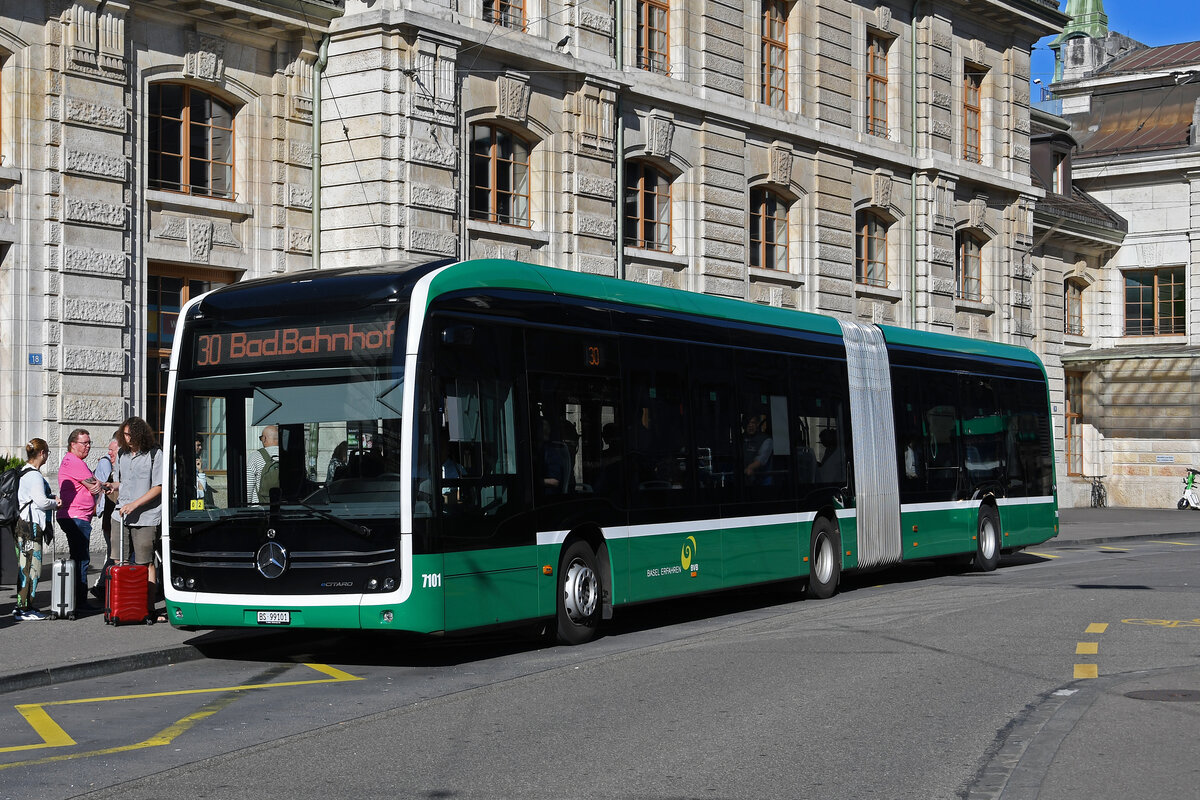 Mercedes eCitaro 7101, auf der Linie 30, wartet am 09.07.2024 an der Endstation am Bahnhof SBB. Aufnahme Basel.