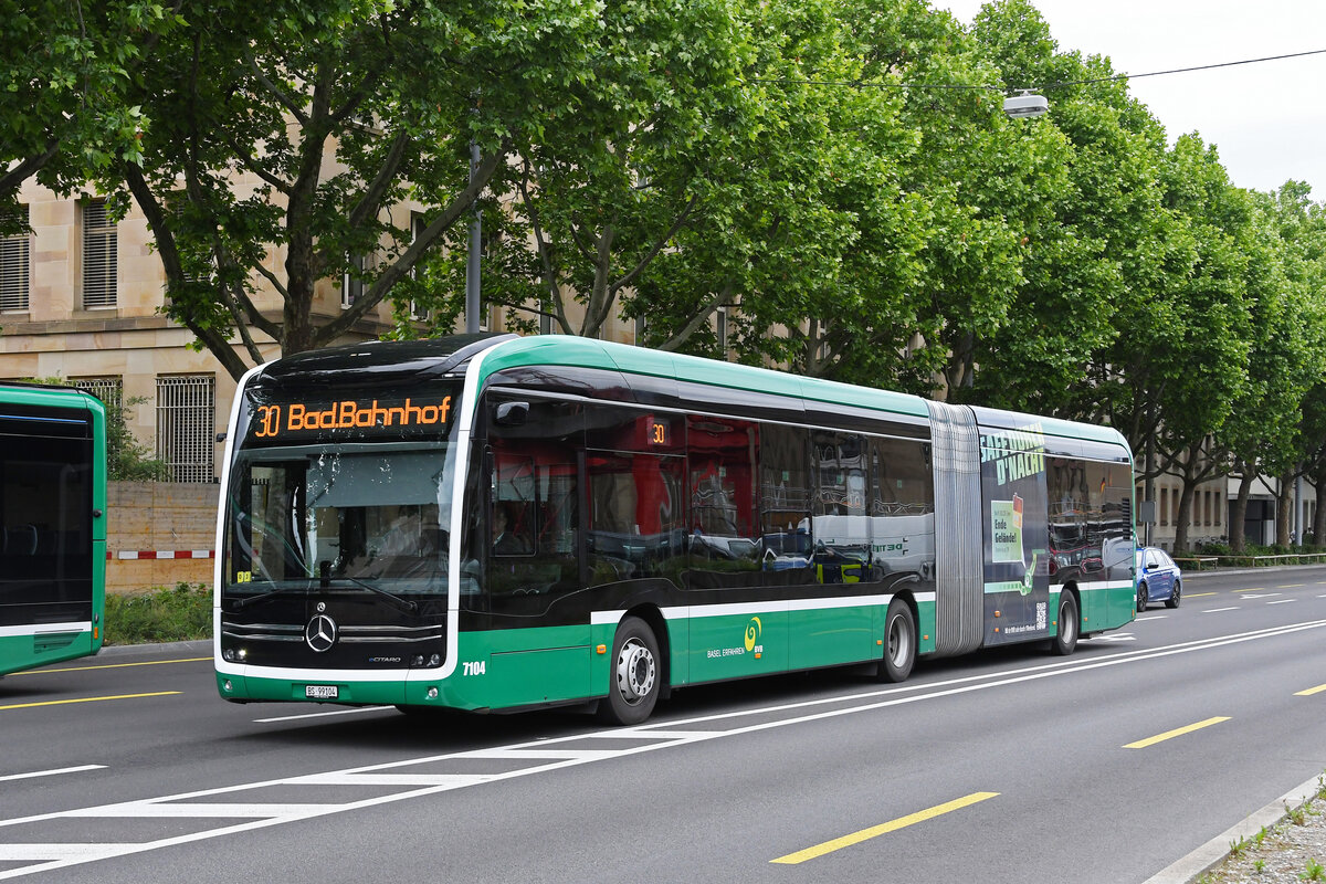 Mercedes eCitaro 7104, auf der Linie 30, fährt am 27.05.2024 zur Endstation am badischen Bahnhof. Aufnahme Basel.