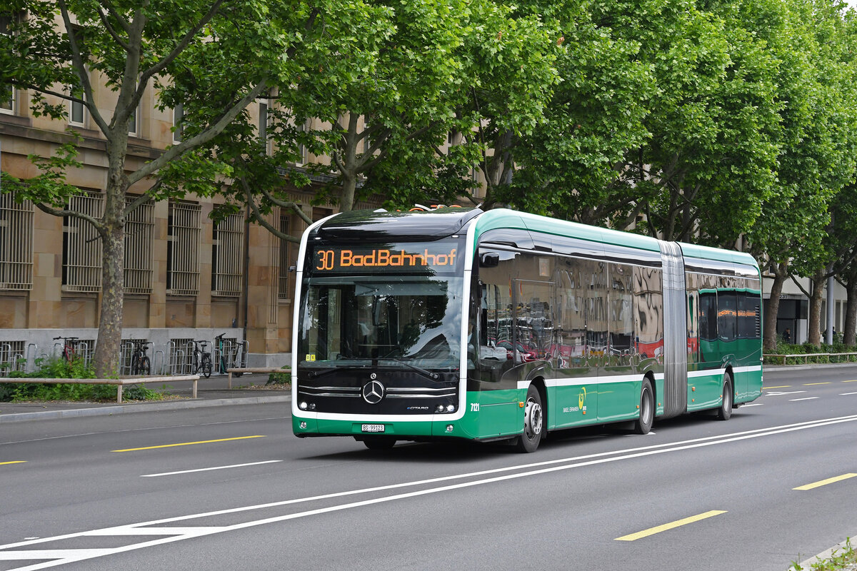 Mercedes eCitaro 7121, auf der Linie 30, fährt am 27.05.2024 zur Endstation am badischen Bahnhof. Aufnahme Basel.