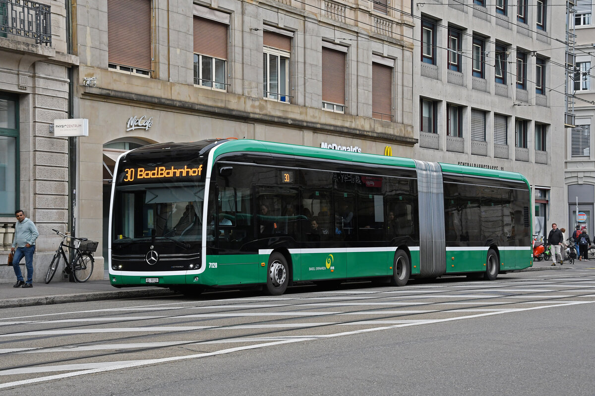 Mercedes eCitaro 7128, auf der Linie 30, fährt am 27.05.2024 zur Haltestelle Steinenschanze.
