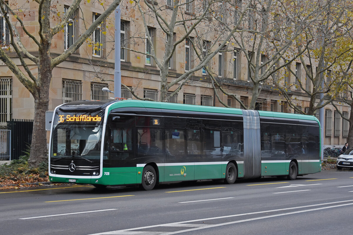 Mercedes eCitaro 7128, auf der Linie 36, fährt am 25.11.2024 zur Haltestelle am badischen Bahnhof. Aufnahme Basel.