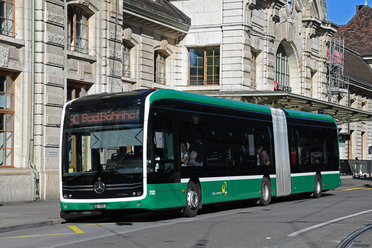 Mercedes eCitaro 7132, auf der Linie 30, wartet am 09.07.2024 an der Endstation am Bahnhof SBB.