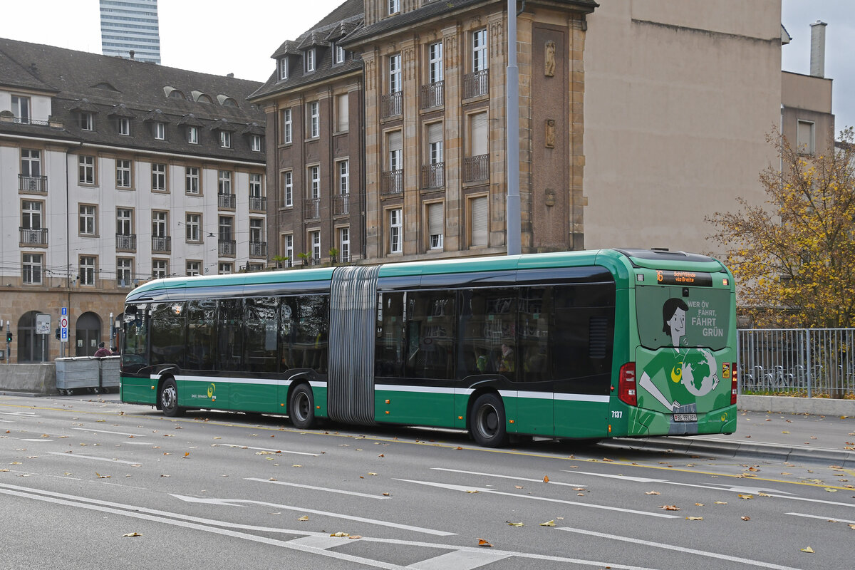 Mercedes eCitaro 7137, auf der Linie 36, bedient am 18.11.2024 die Haltestelle am badischen Bahnhof. Aufnahme Basel.