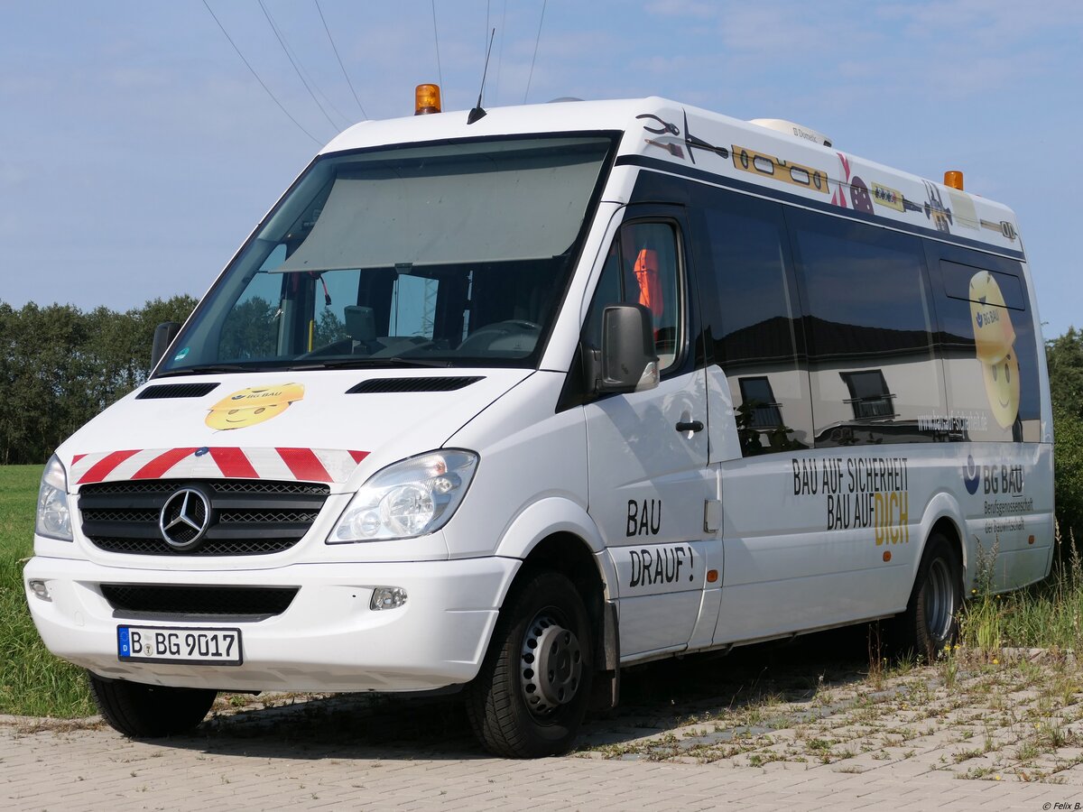 Mercedes Sprinter der Berufsgenossenschaft der Bauwirtschaft aus Deutschland in der Nähe von Greifswald am 05.09.2021