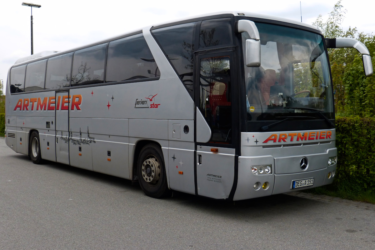 Mercedes Tourismo des Unternehmens Artmeier. Gesehen am Busbahnhof Deggendorf 01.05.2016