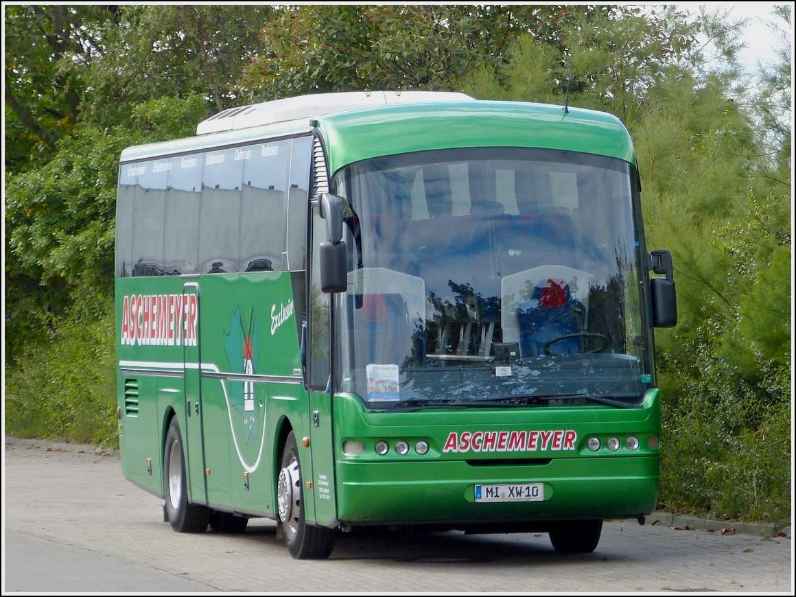  Neoplan N 313 SHD Euroliner, steht irgendwo am Strassenrand abgestellt, aufgenommen bei einer Ausflugsfahrt am 15.09.2013. 