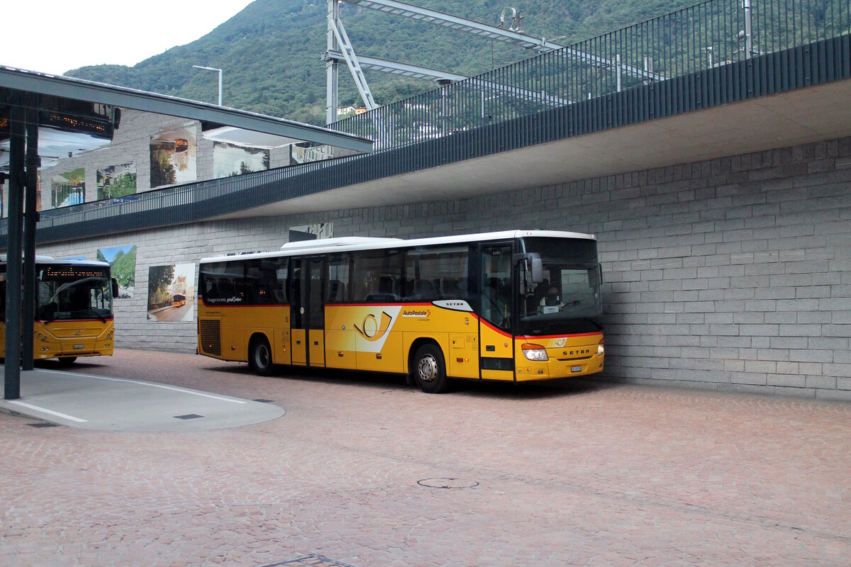 Postauto/PU tpm GR 108 006/PAG-ID: 10182 (Setra S415H) am 3.8.2024 beim Bhf. Bellinzona