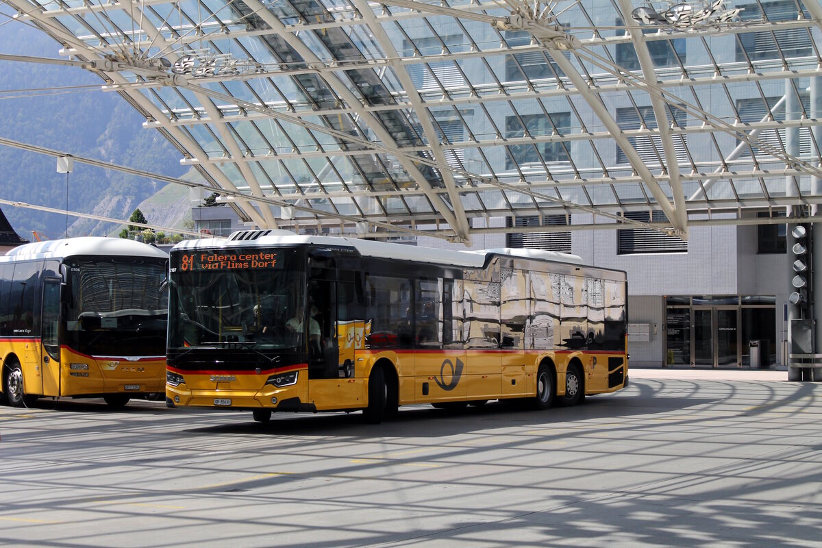 Postauto/Regie Chur GR 85630/PAG-ID: 12107 (Scania CityWide LE NBA 14.8) am 8.8.2024 beim Bhf. Chur. Postauto setzte auf Wunsch der Gemeinde Flims Niederflurbusse in Form von MAN New Lion's City auf der Linie 81 zwischen Chur und Laax ein. Leider war der Komfort dieser Wagen für  diese Linie eher bescheiden, so dass nach einer neuen Lösung gesucht werden musste. Fündig wurde man mit den probeweise beschafften Scania CityWide 14.8