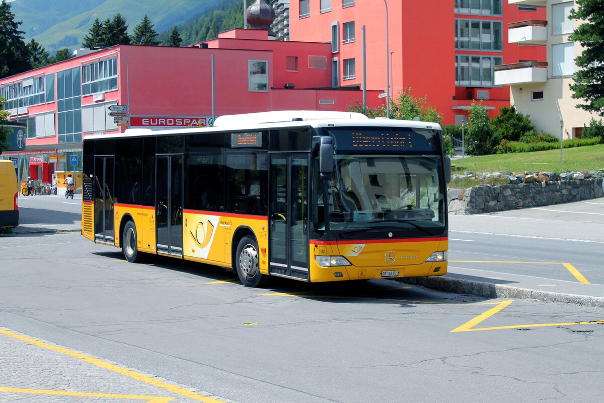 Postauto/Regie Prättigau GR 168 851/PAG-ID: 5693 (Mercedes Citaro Facelift O530) am 19.7.2024 beim Bhf. Davos-Dorf auf der Linie 301, die normalerweise mit dem eigens für die Davoser-Ortsbuslinien beschaffte Gelenkbus gefahren wird.