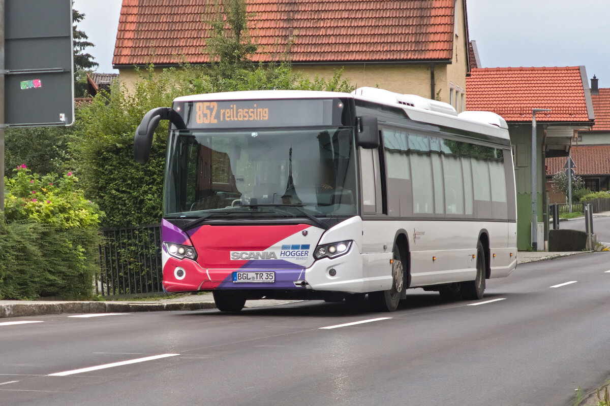 Scania Citywide von Hogger Reisen (BGL-TR 35) als Linie 852 bei der Haltestelle Laufen, Briouder Platz. Aufgenommen 17.7.2024.