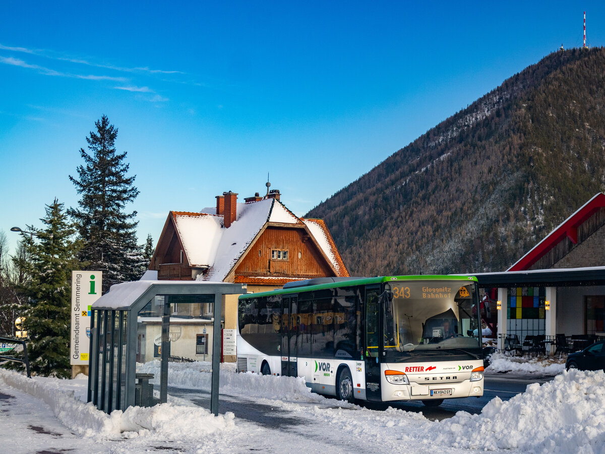 Semmering. Die Semmeringer Passhöhe, welche fast einen Kilometer über Seehöhe liegt, ist im Winter von einigen Skipisten umgeben. Am 07.12.2024 bahnt sich dieser Setra S415 LE business von Retter Reisen durch große Schneemassen zum Bahnhof Gloggnitz.