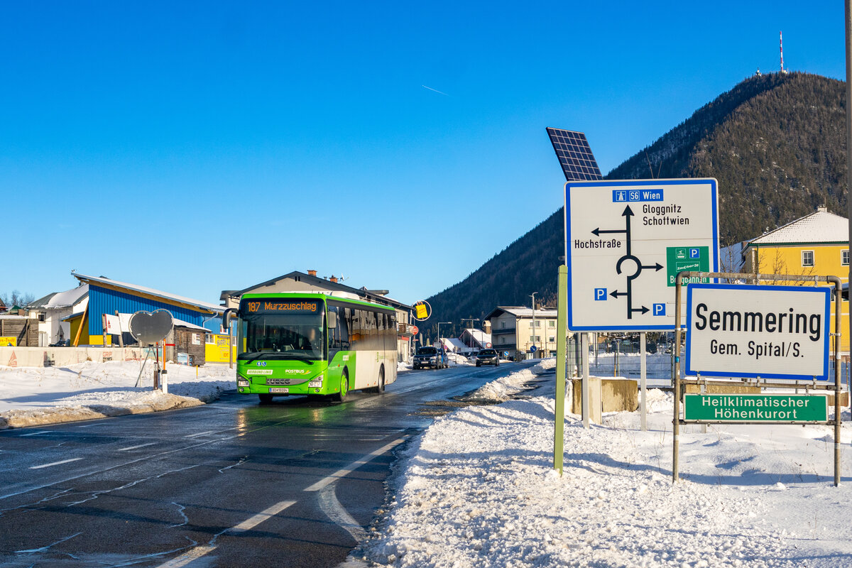 Semmering. Die Semmeringer Passhöhe, welche fast einen Kilometer über Seehöhe liegt, ist im Winter von einigen Skipisten umgeben. Am 07.12.2024 bahnt sich der Iveco Crossway mit Wagennummer 16094 von Postbus durch große Schneemassen zum Bahnhof Mürzzuschlag.