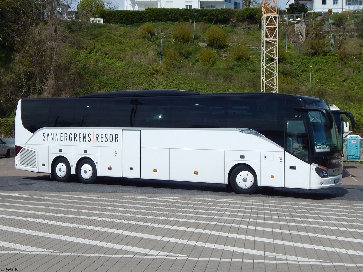 Setra 517 HD von Synnergrens Resor aus Schweden im Stadthafen Sassnitz am 04.05.2018