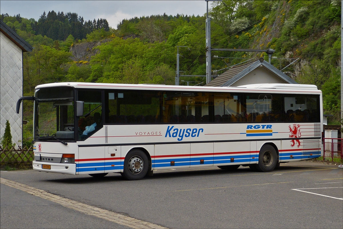  Setra S 315 UL, im Einsatz als SEV auf der Strecke Kautenbach Ettelbrck, hier am Bahnhof in Kautenbach.  14.05.2016