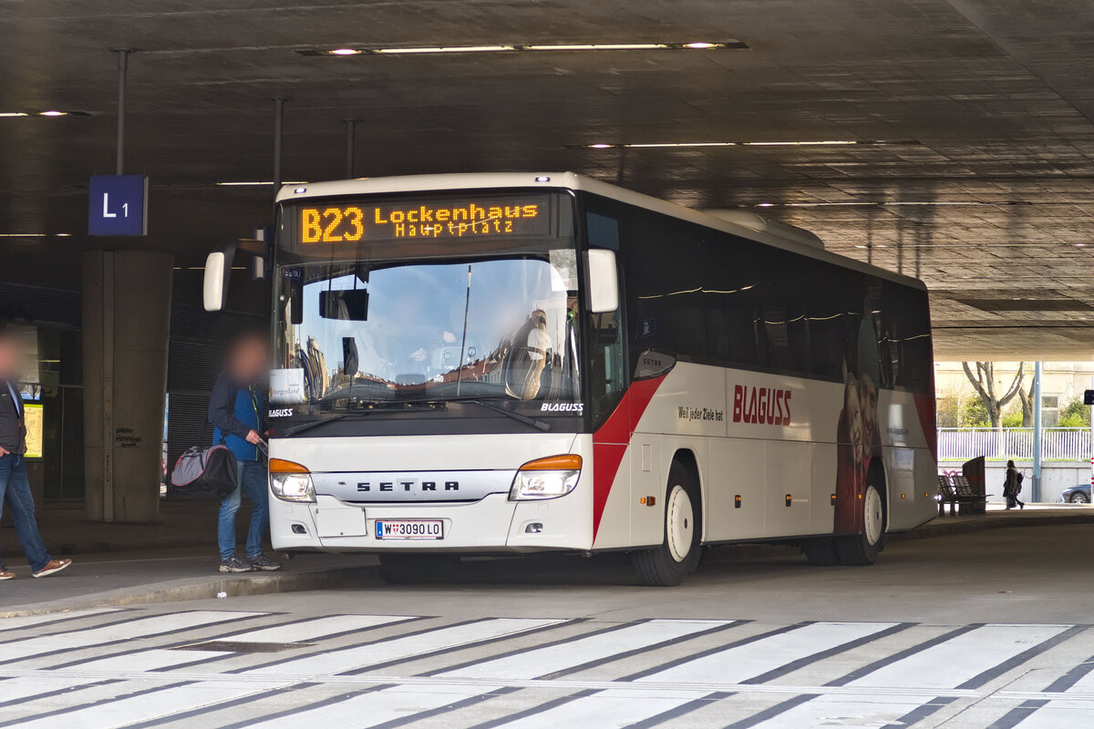 Setra S 400er-Serie von Blaguss (W-3090LO) als Linie B23 am Hbf. Wien. Aufgenommen 20.3.2024.