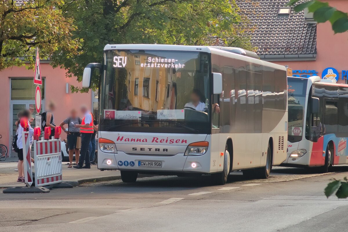  Setra S 400er-Serie NF von Hanna Reisen (CW-HA 906) als Schienenersatzverkehr am Bahnhof Garmisch-Partenkirchen. Aufgenommen 4.8.2022.