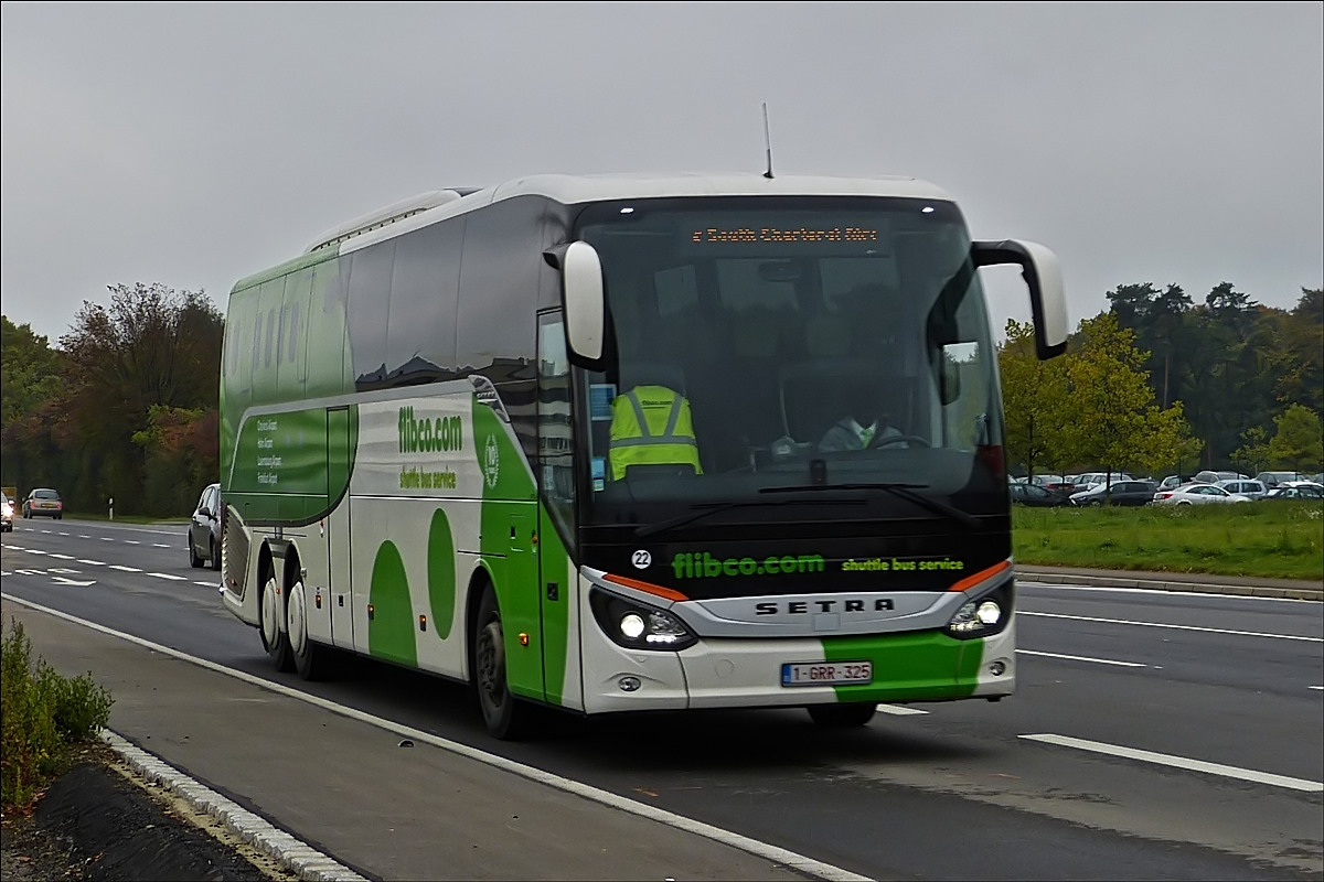  Setra S 517 HD auf dem Weg zum Flughafen von Luxemburg.  16.10.2015