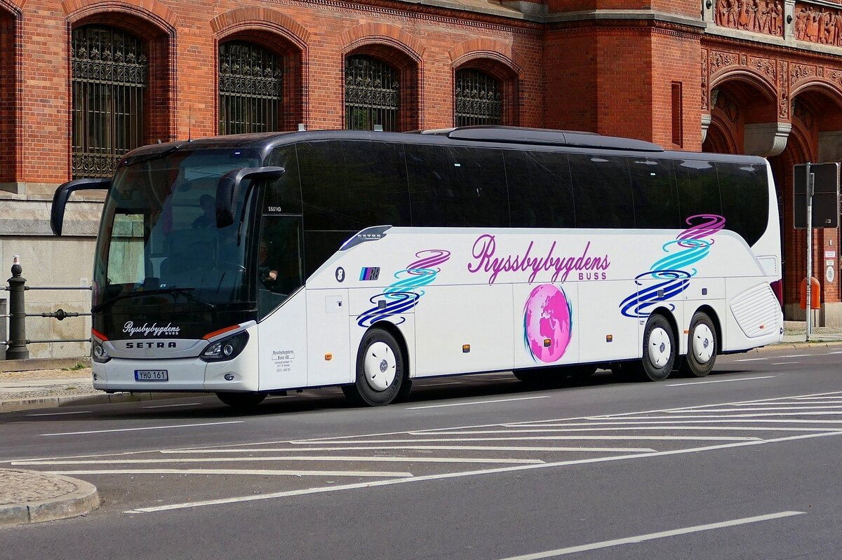 Setra S 517 HD von Ryssbybygdens Bus AB, Sweden. Berlin-Mitte im April 2024.