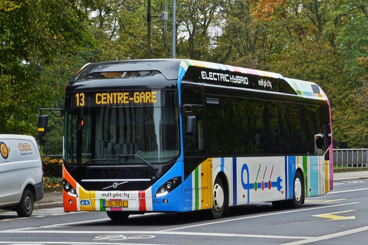 SL 3511 Volvo 7900 Hybrid des VDL, gesehen in den Straßen der Stadt Luxemburg.   23.10.19
