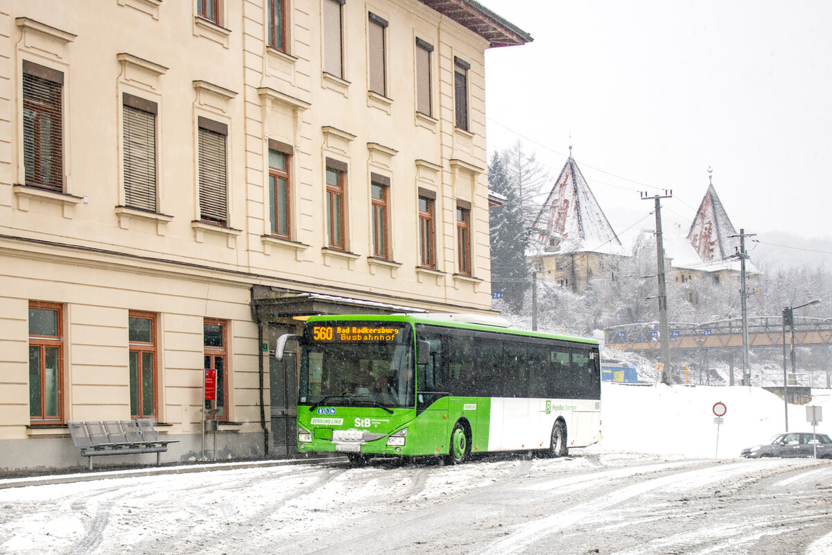 Spielfeld-Strass. Ein Iveco Crossway der Steiermarkbahn, steht hier am 14.02.2025 als Linie 560 von Leibnitz nach Bad Radkersburg, nahe der Slowenischen Grenze vor dem Bahnhof Spielfeld-Strass.