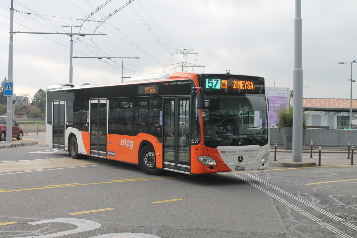 TPG/Globe Limo SA Nr. 2051 (Mercedes Citaro C2 O530 Hybrid) am 7.11.2024 in Genève, Aéroport