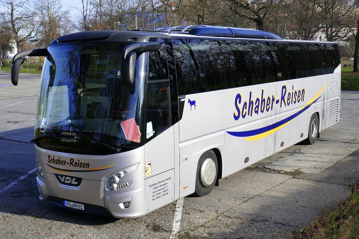 VDL-Reisebus in Breisach am Rhein, die 1953 in Eindhoven/NL geründete Firma ist ein Zusammenschluß von mehreren Busbauunternehmen, Dez.2024