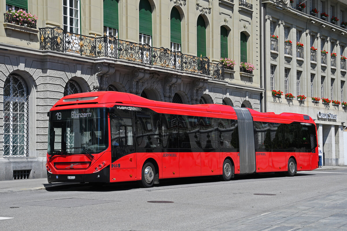 Volvo Hybridbus 215, auf der Linie 19, bedient am 09.07.2024 die Haltestelle beim Bundesplatz. Aufnahme Bern.