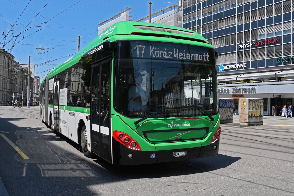 Volvo Hybridbus 228 mit der Vaudoise Werbung, auf der Linie 17, fährt am 09.07.2024 zur Haltestelle beim Bahnhof Bern.