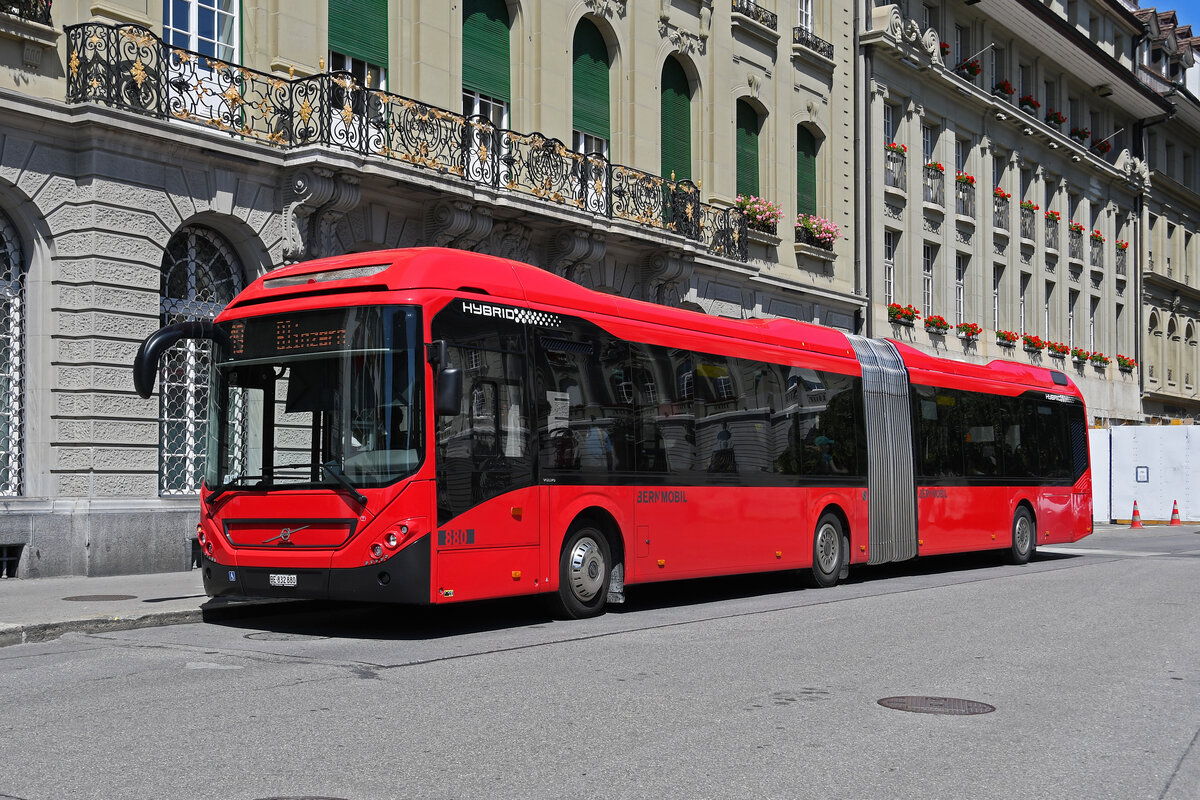 Volvo Hybridbus 880, auf der Linie 19, bedient am 09.07.2024 die Haltestelle beim Bundesplatz. Aufnahme Bern.